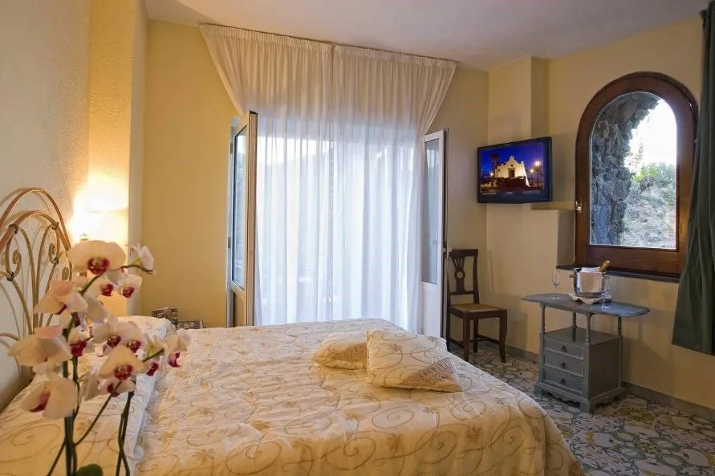 FAMILY ROOM STANDARD Room, Strand Hotel Delfini, Naples
