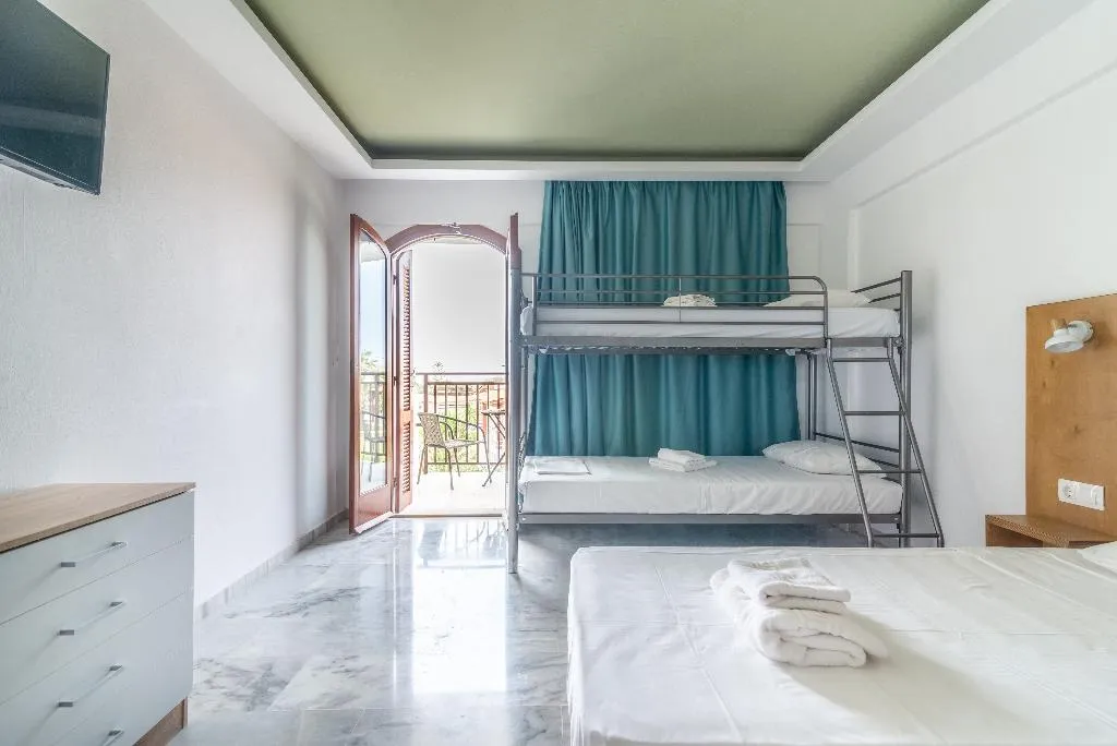QUADRUPLE ONE BEDROOM ONE BATHROOM Room, Prince Of Lillies, Crete