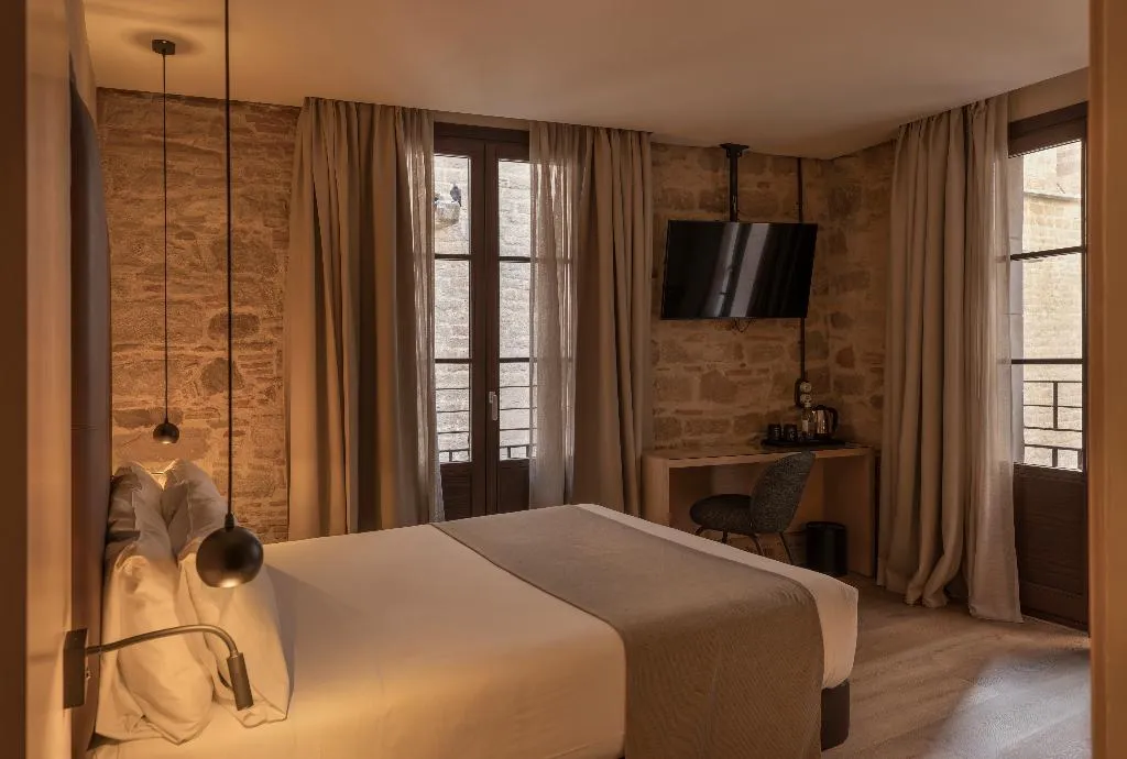 DOUBLE DELUXE SUPERIOR Room, Gran Hotel Barcino 4*S, Barcelona