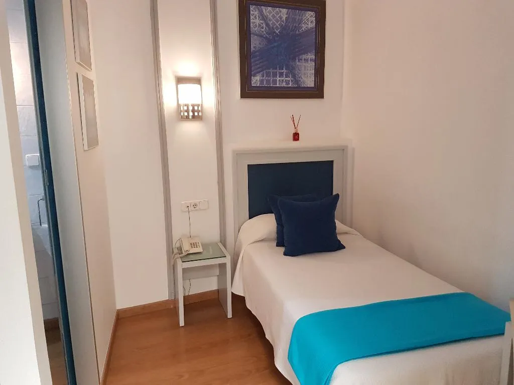 SINGLE STANDARD Room, Hotel y Apartamentos Doña Lola, Seville