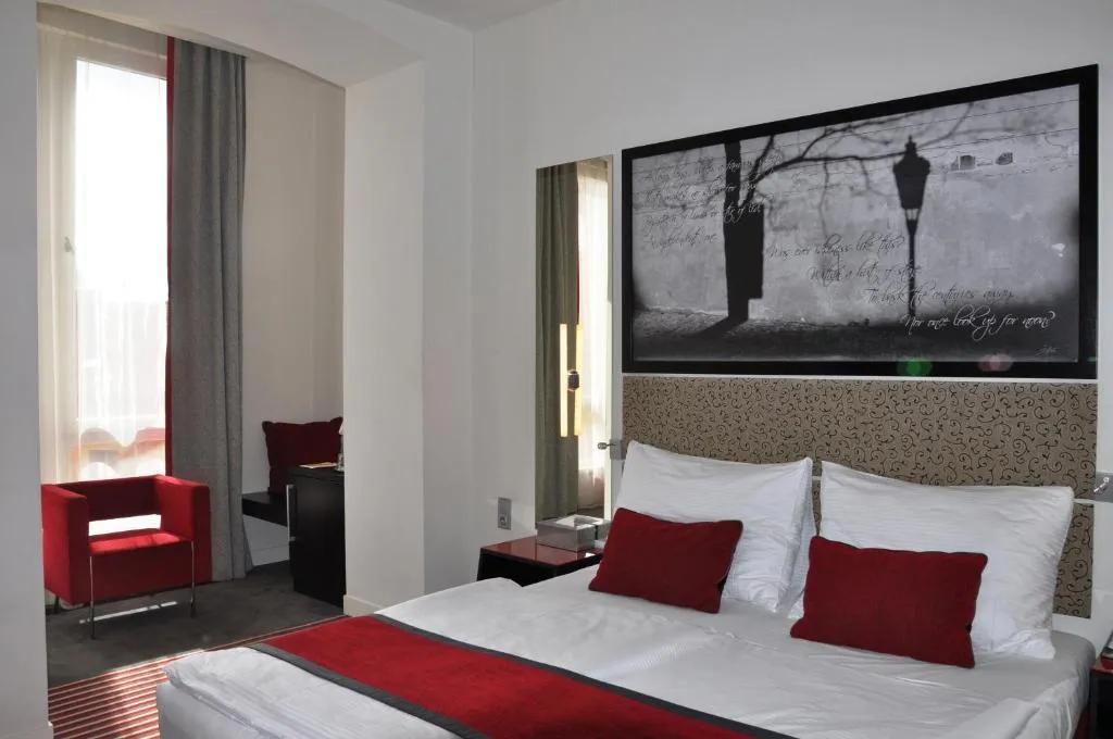QUADRUPLE EXECUTIVE Room, Red & Blue Design, Prague