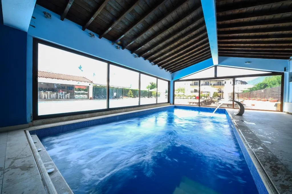 Pool, Mont Helmos, Athens