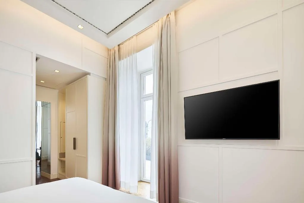 JUNIOR SUITE SEA VIEW WITH TERRACE Room, de Bonart Naples-Curio Collection by Hilton, Naples
