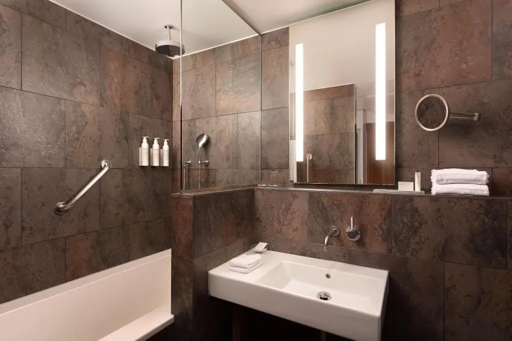 DOUBLE PREMIUM KING BED Room, Le Meridien Barcelona, Barcelona