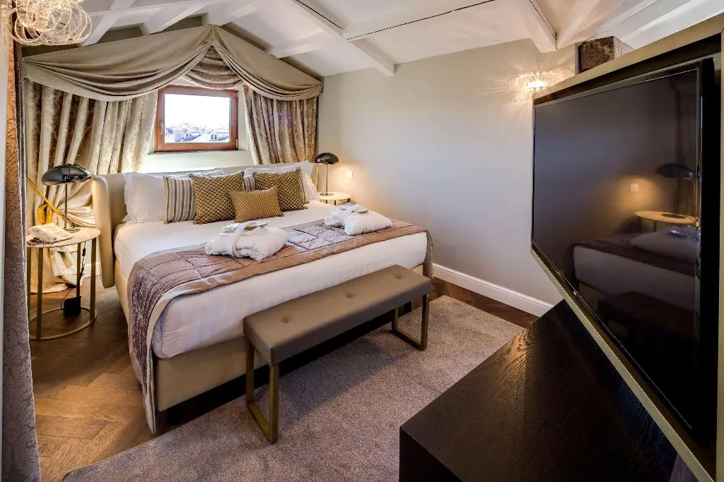 SUITE DELUXE QUEEN BED Room, CHC Continental, BW Premier Collection, Venice