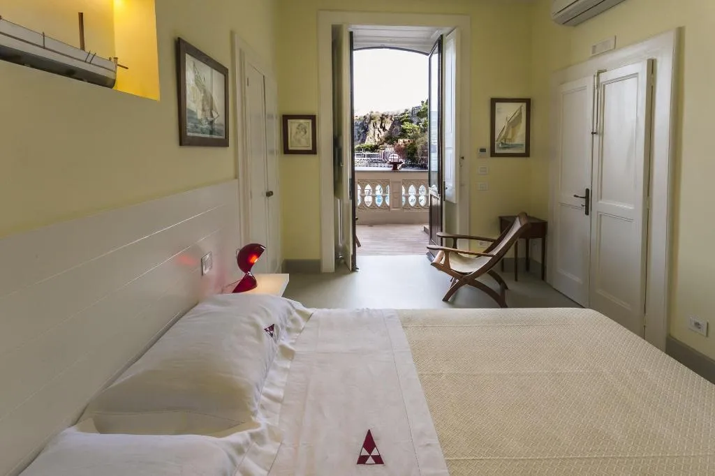 Room, Yacht Club Capo Cervo Suites, Naples