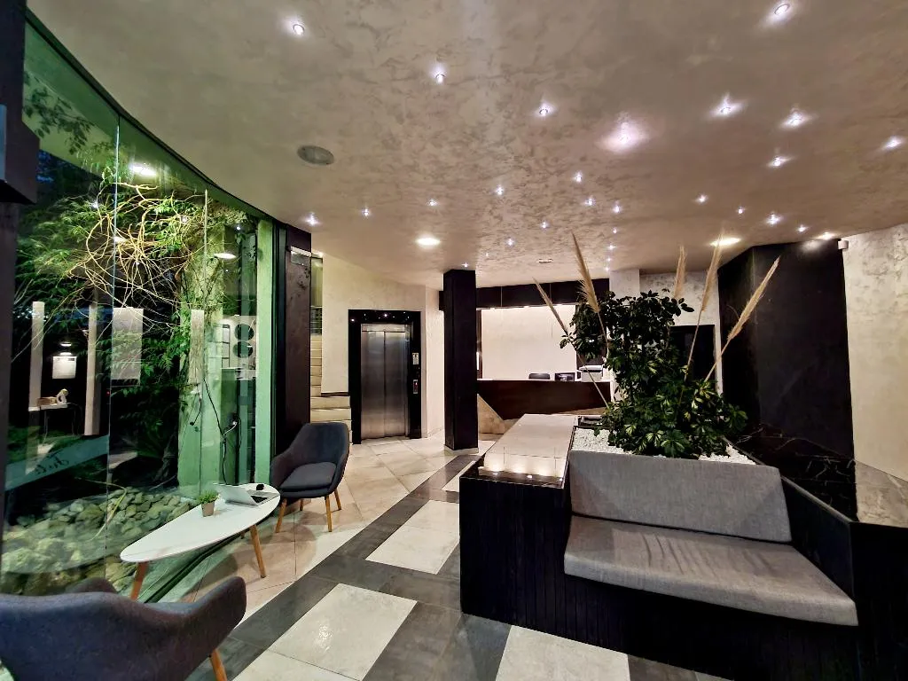 Lobby, Juli, Bourgas