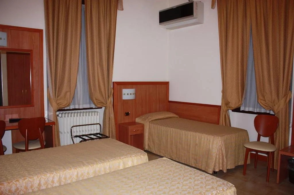 Room, Piccolo Hotel, Milan