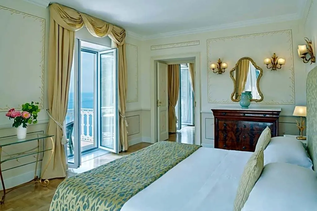 JUNIOR SUITE DELUXE SEA VIEW Room, Grand Hotel Excelsior Vittoria Spa, Naples