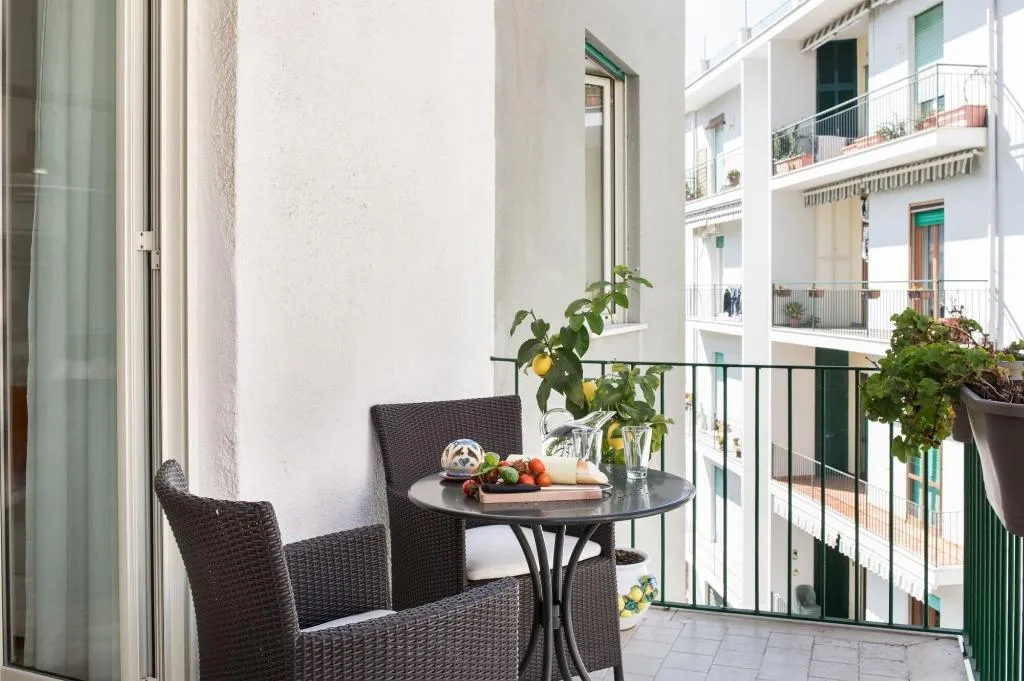 Room, La Maison Des Tout Le Monde, Naples