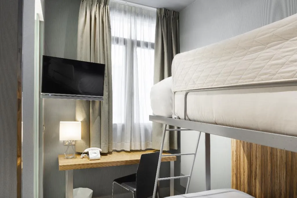 Room BUNK BED Room, Petit Palace Tres Cruces Spain, Madrid