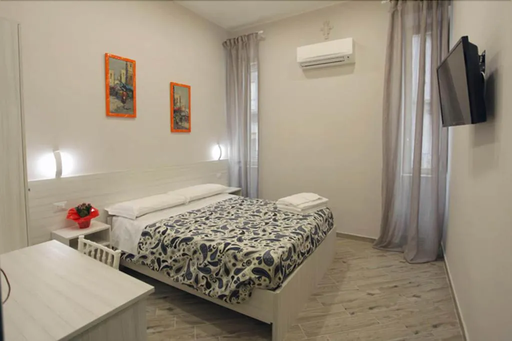 Room, B B Alla Ferrovia, Naples