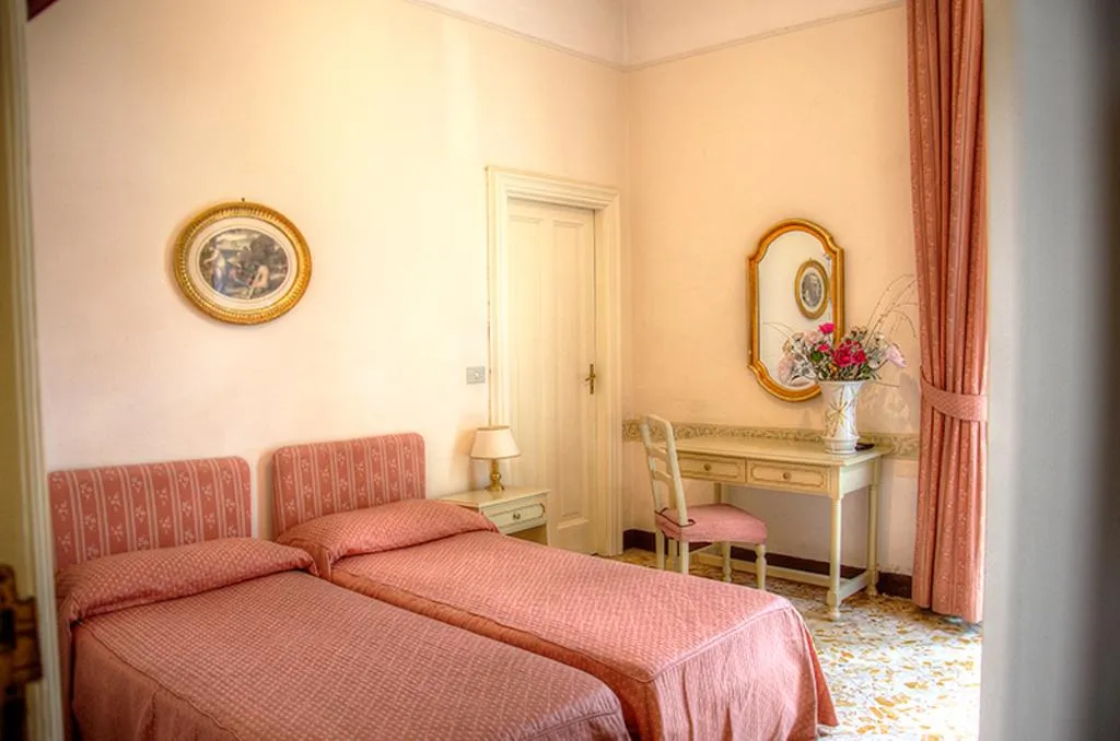 TRIPLE STANDARD Room, Delle Palme, Naples