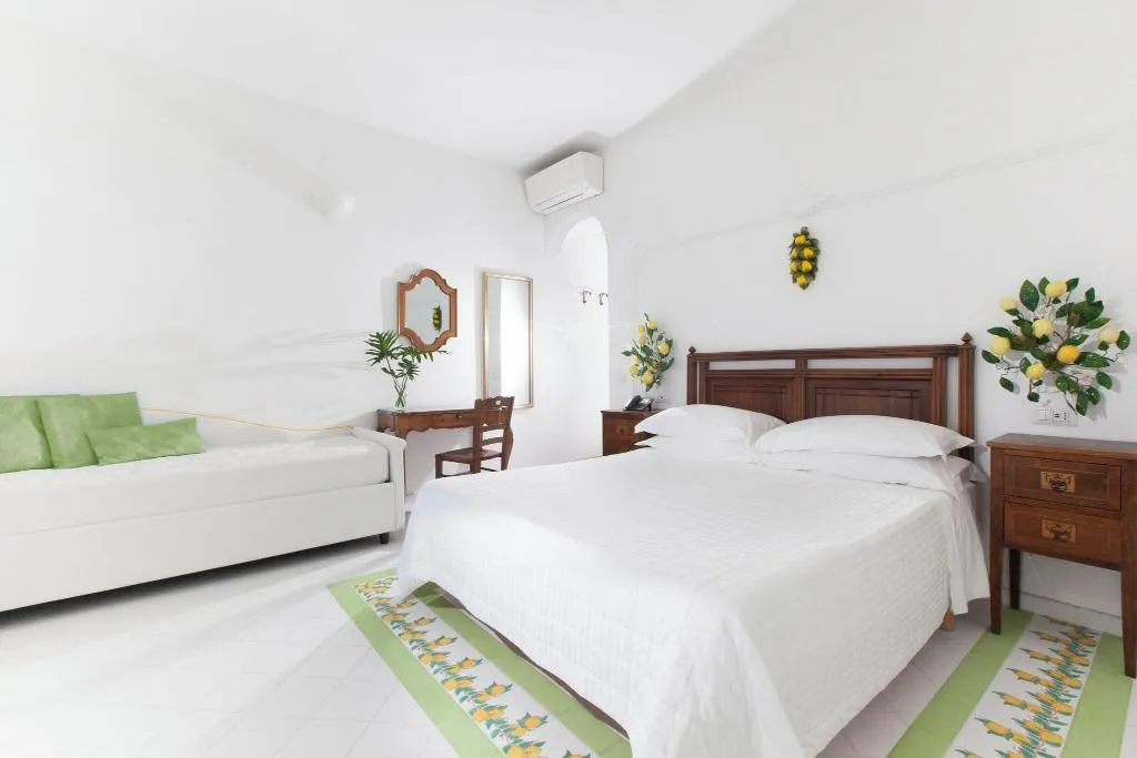 Room, Smeraldo, Naples