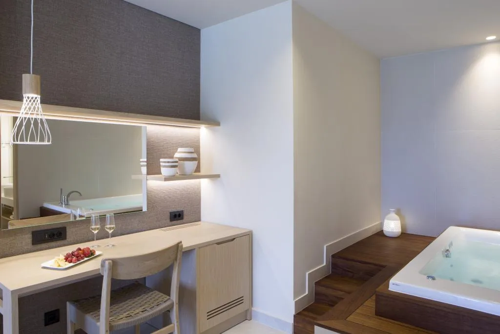 SUITE ONE BEDROOM Room, MERAVIA Leonardo Limited Edition, Halkidiki