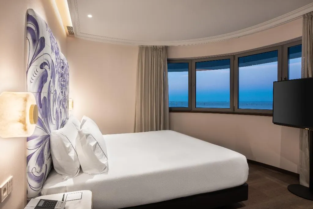 JUNIOR SUITE RIVER VIEW Room, Eurostars Universal Lisboa, Lisbon
