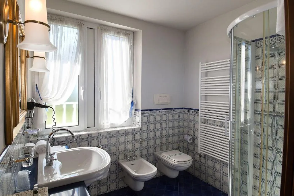 Room, Serenella, Milan