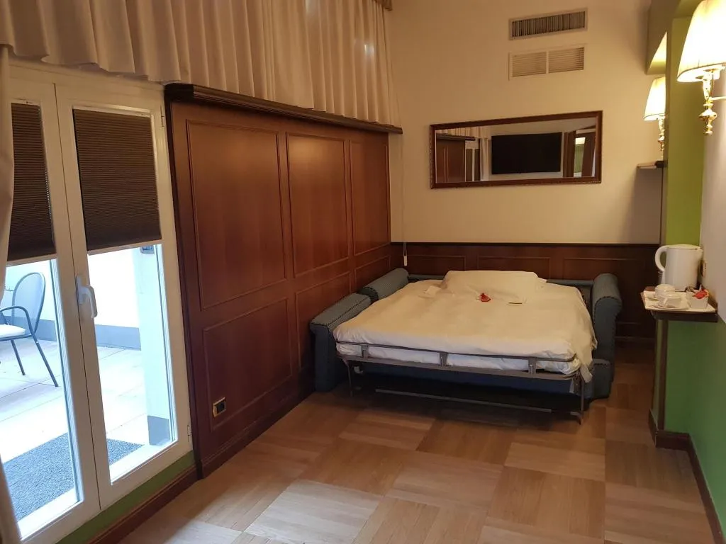 Room, Santa Barbara, Milan