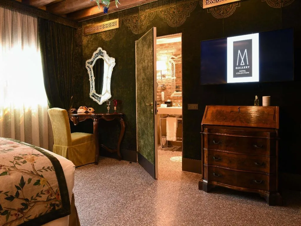 SUITE DELUXE CANAL VIEW Room, Papadopoli Hotel Venezia - MGallery Collection, Venice