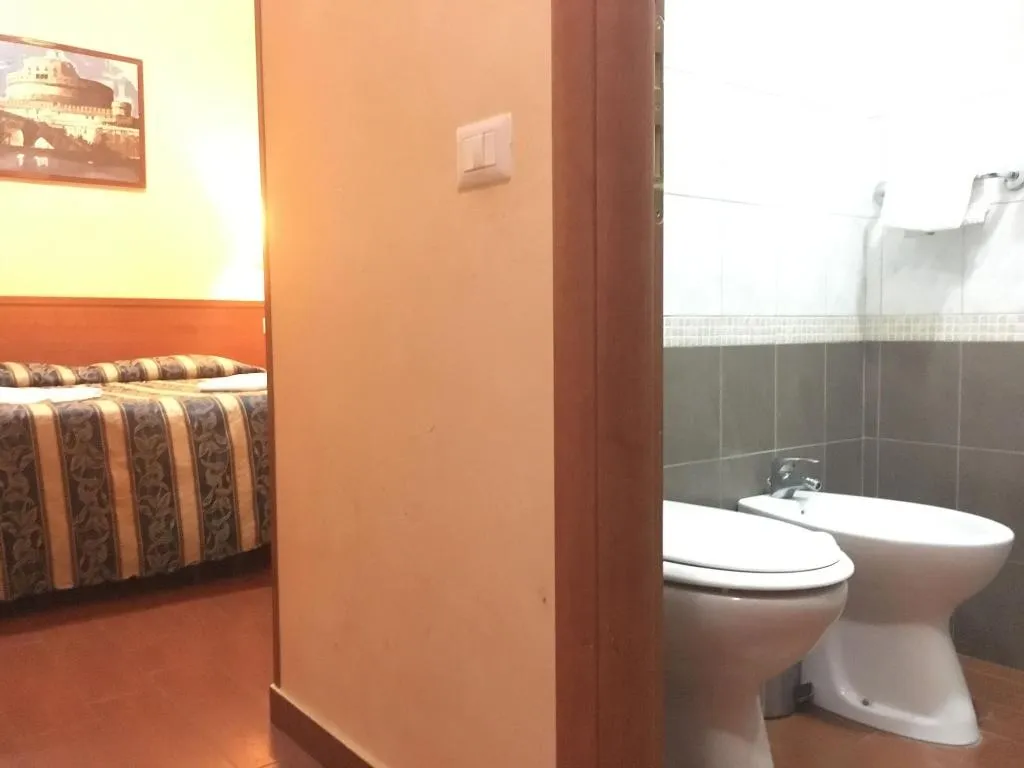 Room, Best Location In Rome, Naples