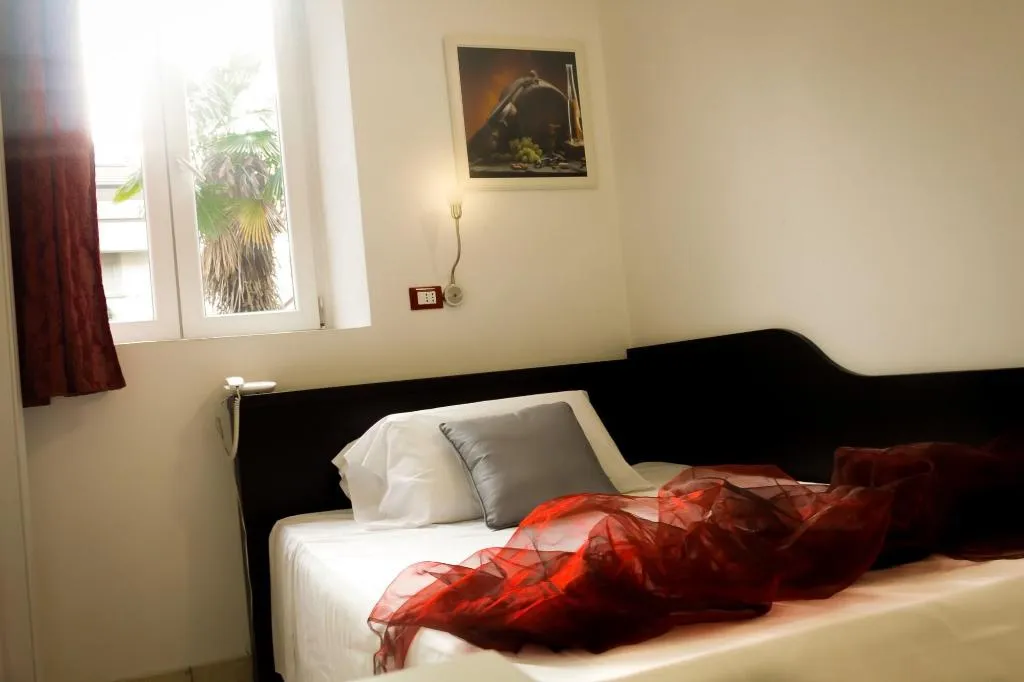 Room, RossoVino, Milan