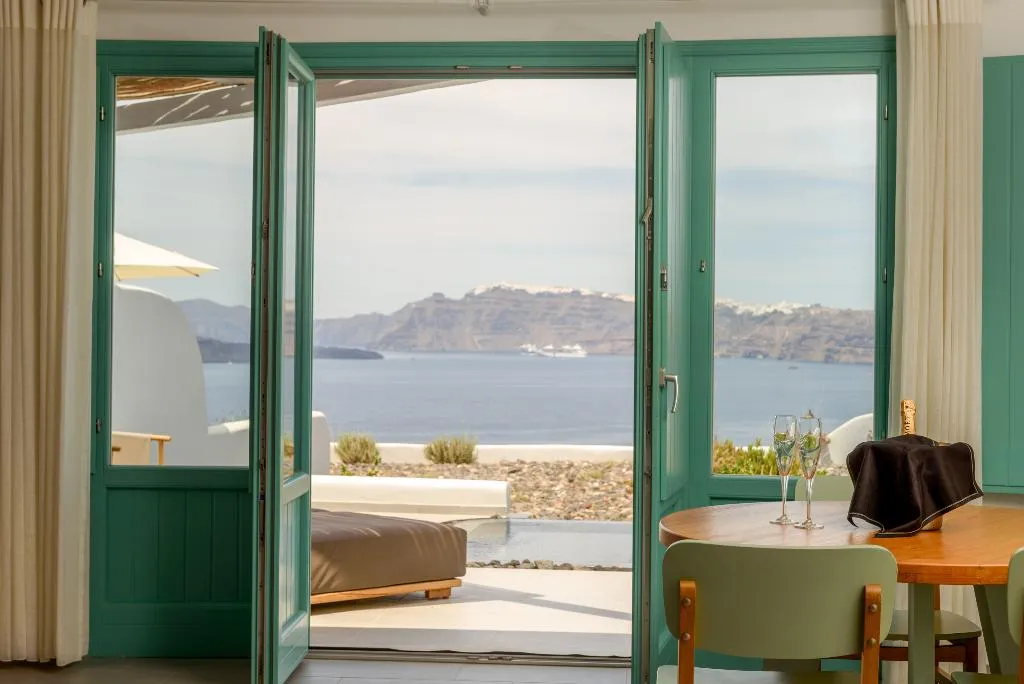 SUITE DELUXE WITH PRIVATE POOL Room, Neptune Luxury Spa Suites, Santorini