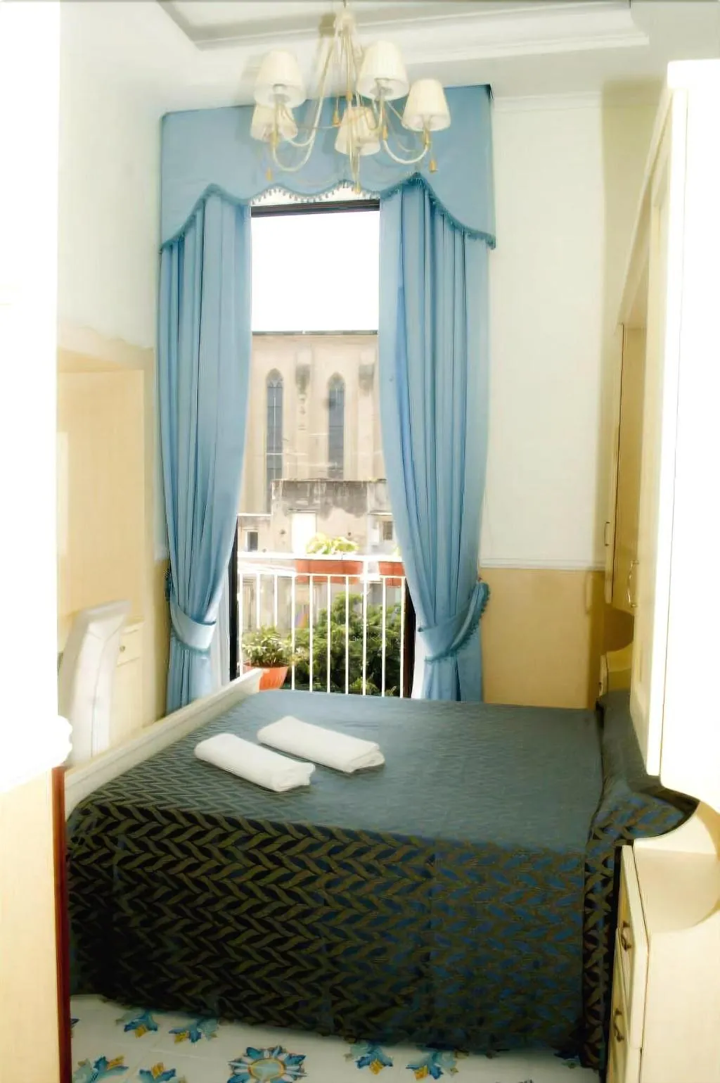 Room, Bed And Breakfast Medea, Naples