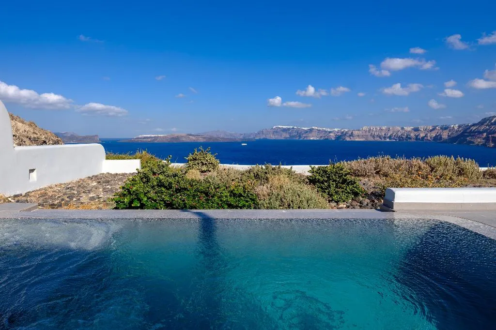 SUITE DELUXE WITH PRIVATE POOL Room, Neptune Luxury Spa Suites, Santorini