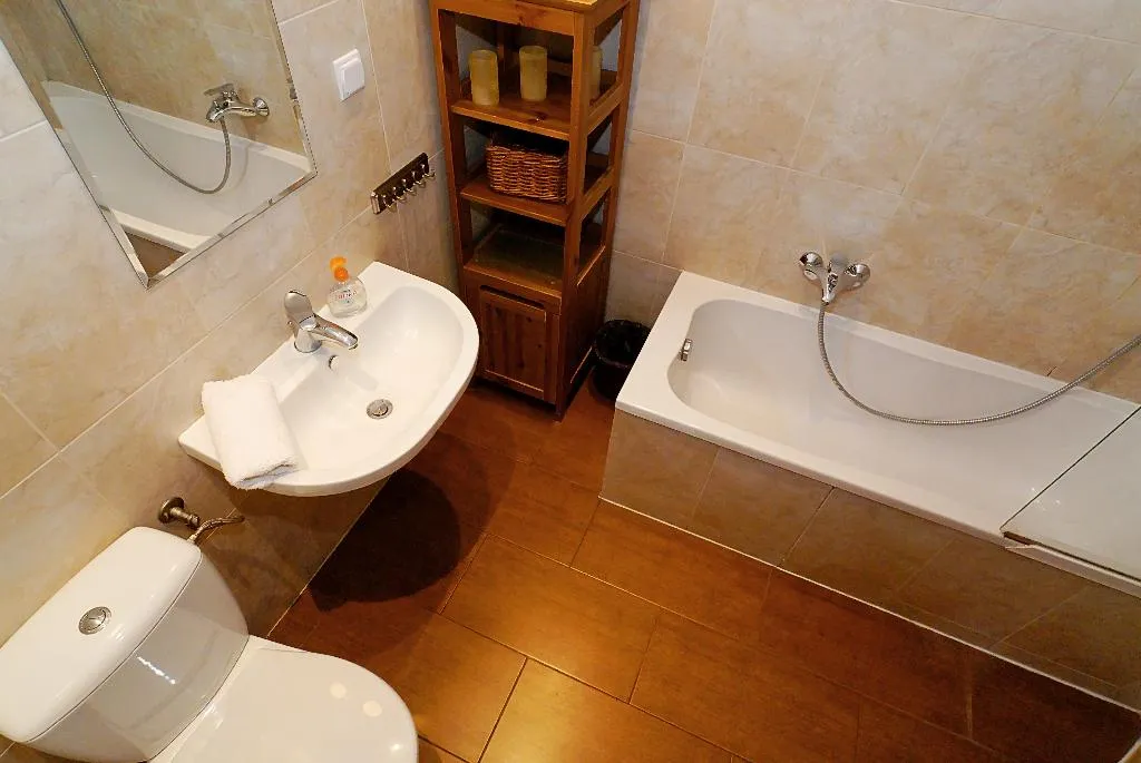 APARTMENT CAPACITY 6 TWO BEDROOMS Room, P&J Tourist Apartments, Krakow