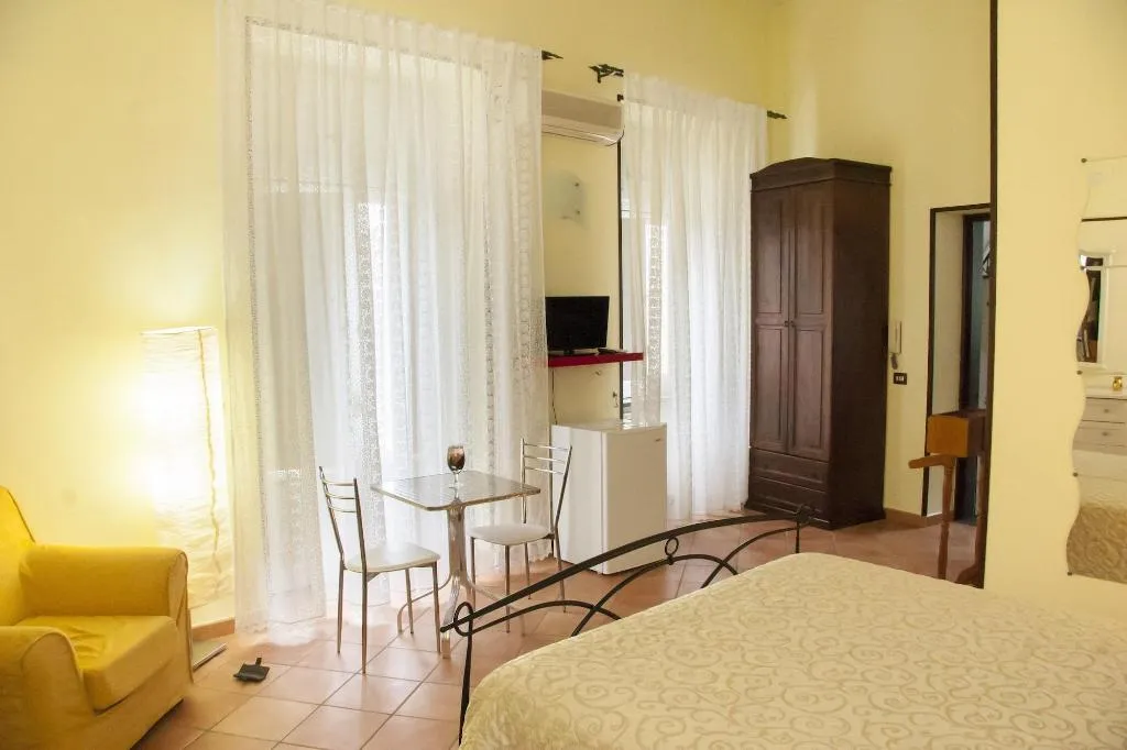 Room, Residence Confalone, Naples