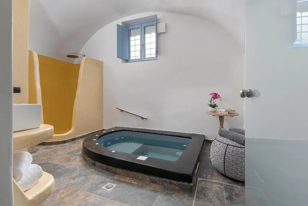 SUITE DELUXE WITH JACUZZI Room, Sole D'Oro Luxury Suites, Santorini