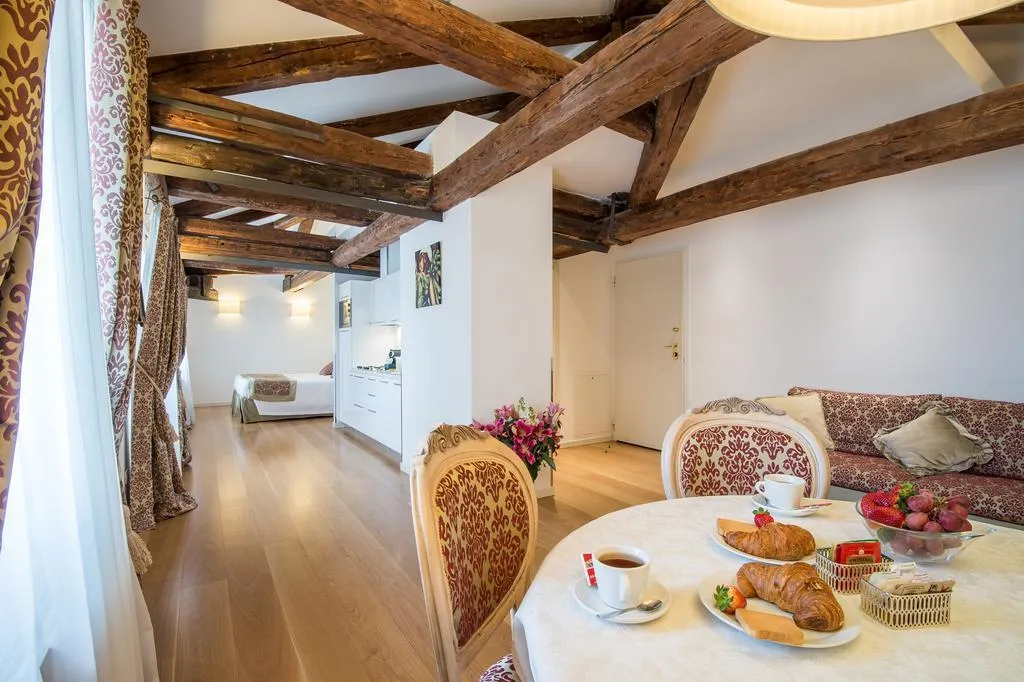 APARTMENT DELUXE CANAL VIEW Room, Al Redentore di Venezia, Venice