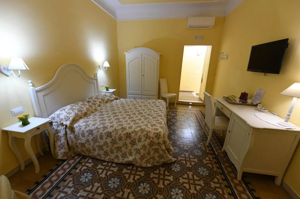 Room, Buonanotte Roma 2, Naples