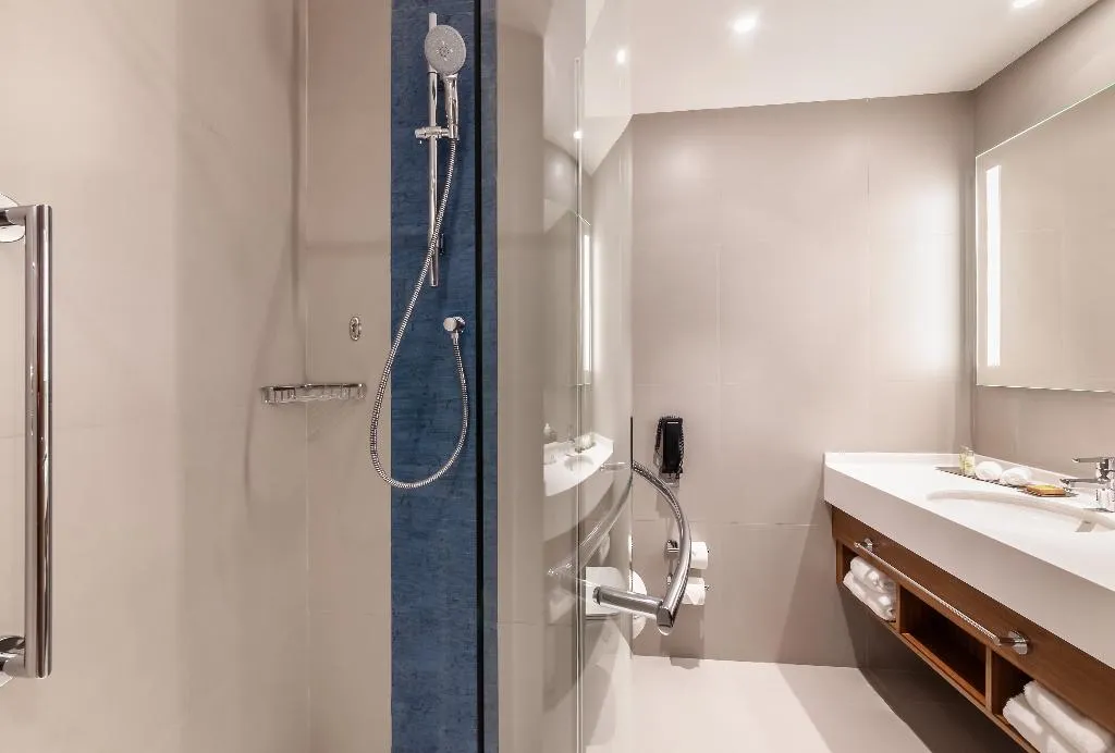 TRIPLE STANDARD Room, DoubleTree by Hilton Dubai Al Jadaf, Dubai