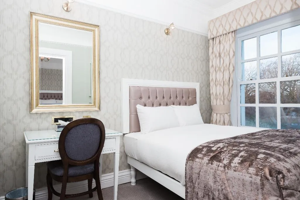 DOUBLE BASIC Room, Staunton's on the Green, Dublin