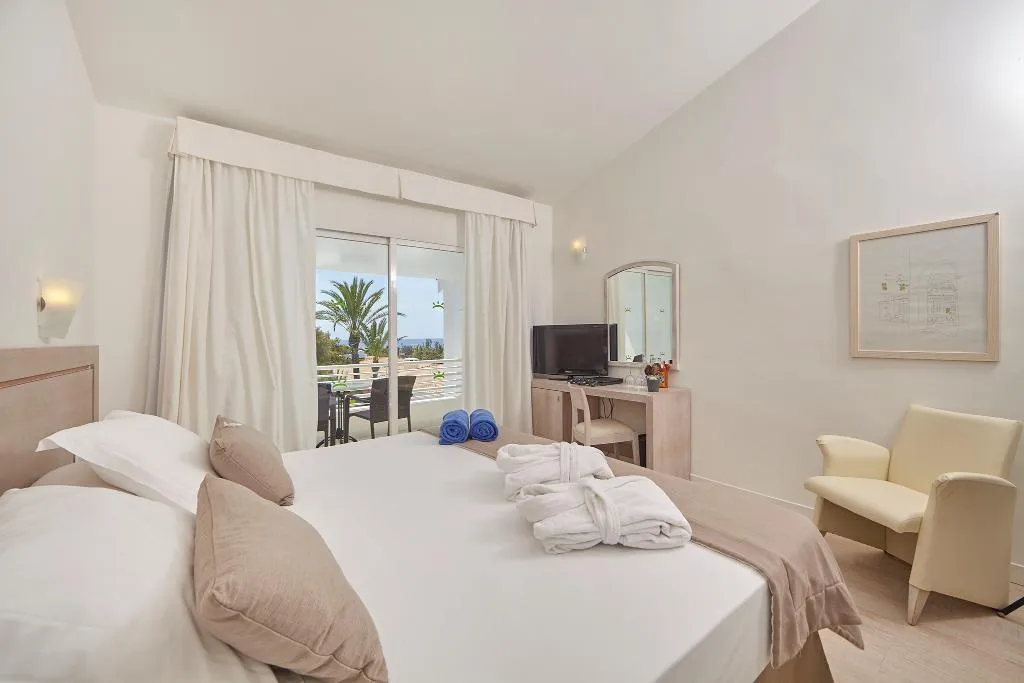 Room, Prinsotel la Caleta Apts., Menorca