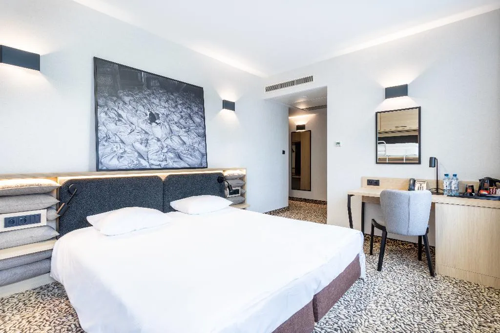 Double or Twin STANDARD Room, Qubus Hotel Gdansk, Gdansk