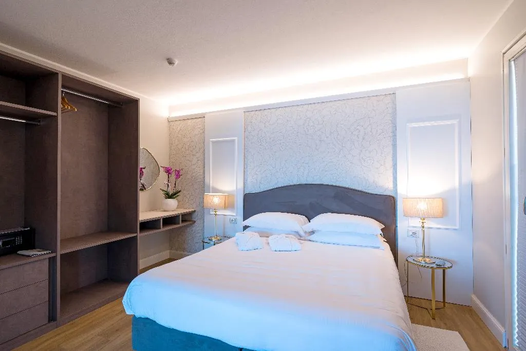 SUITE SUPERIOR LAKE VIEW Room, Hotel Borgo Le Terrazze, Milan