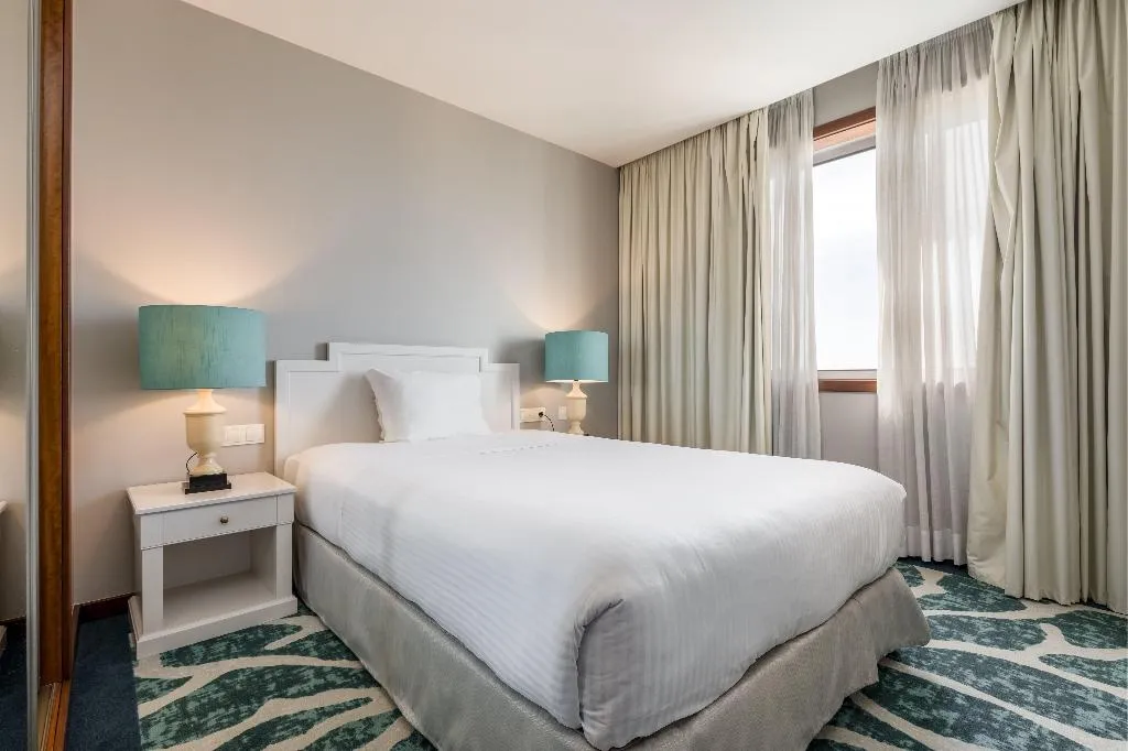 SUITE QUEEN SIZE BED Room, Holiday Inn Porto Gaia, Porto