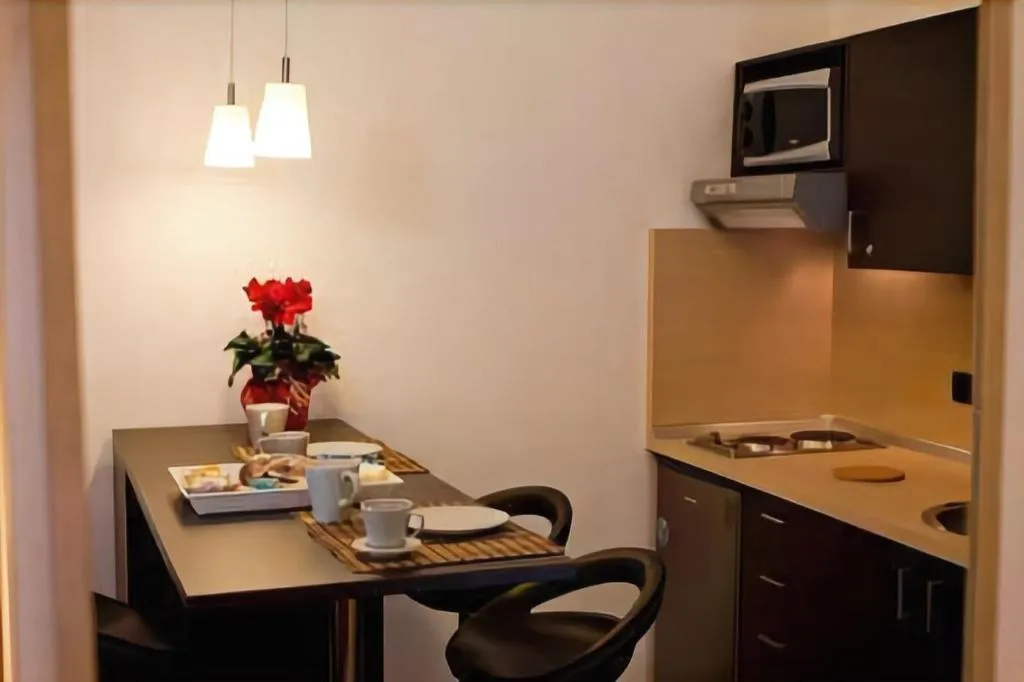 Room, Bed & Breakfast Chiaia 32, Naples