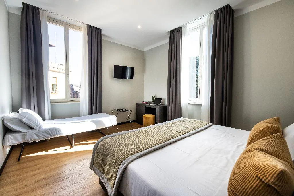 TRIPLE SUPERIOR Room, The Cross, Rome