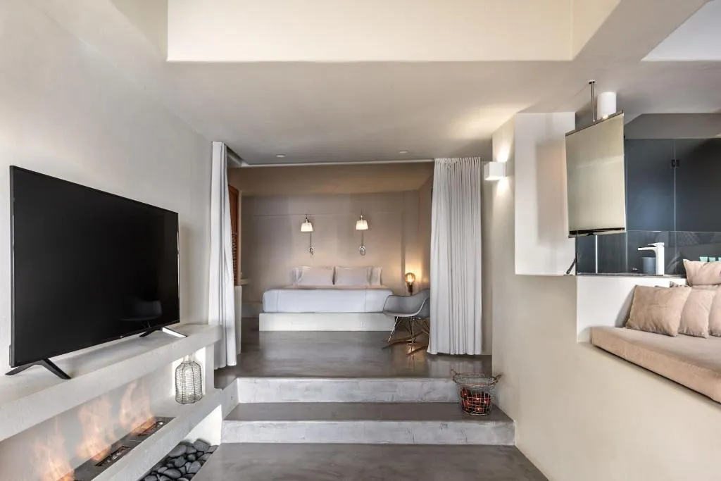 Room, West East Suites, Santorini