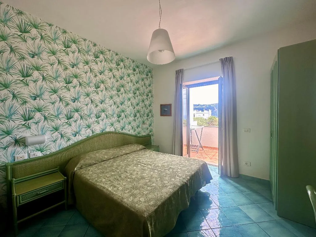 TRIPLE STANDARD Room, Ideal, Naples