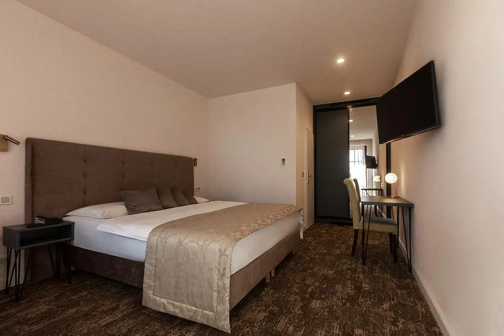 DOUBLE QUEEN SIZE BED Room, Hotel Hoffmeister, Prague