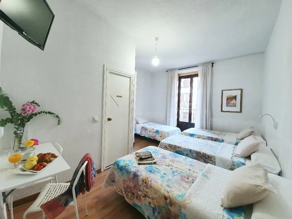 QUADRUPLE STANDARD Room, Hostal Alicante, Madrid
