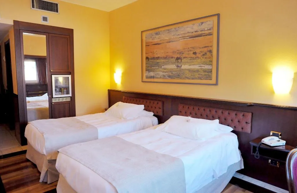Room, Santa Barbara, Milan