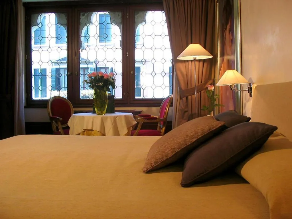 DOUBLE DELUXE CANAL VIEW Room, Liassidi Palace, Venice