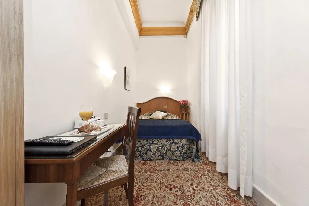 SINGLE WITH SHARED BATHROOM Room, Alla Fava, Venice