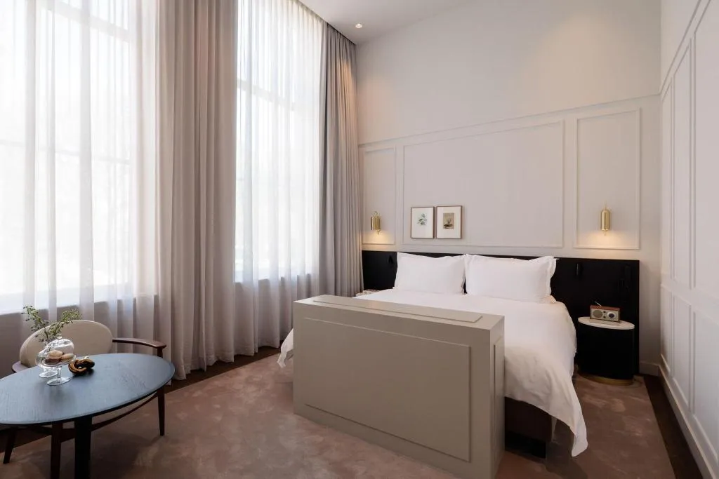 JUNIOR SUITE KING SIZE BED Room, Pillows Maurits At The Park, Amsterdam