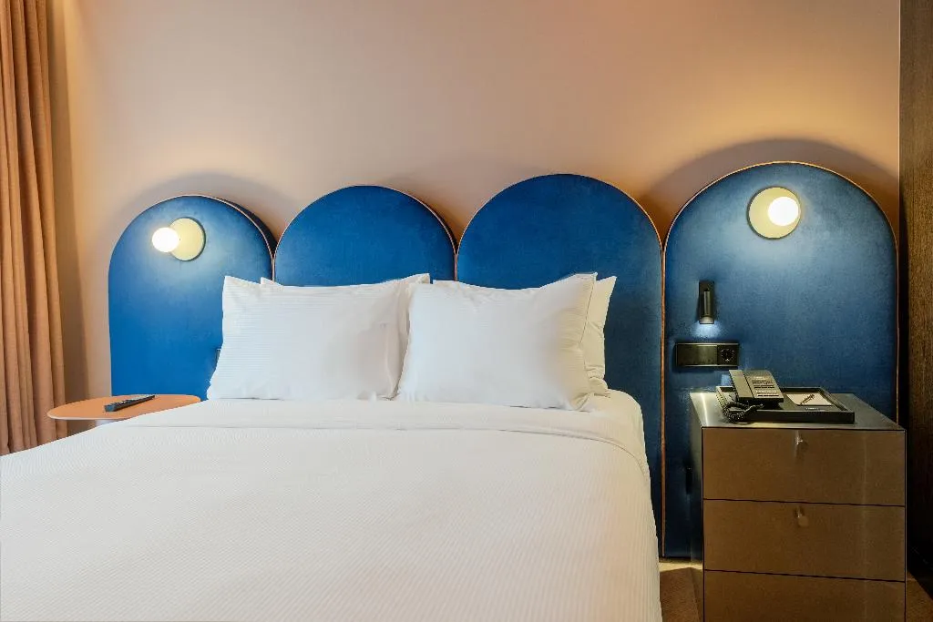 Double or Twin GUEST ROOM QUEEN BED Room, Cenica Porto Hotel, Curio Collection By Hilton, Porto